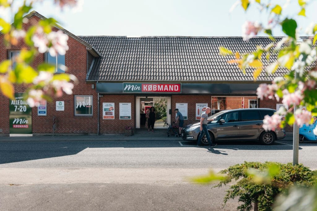 Billedet viser en mindre købmandsbutik i en mindre by i landdistrikterne