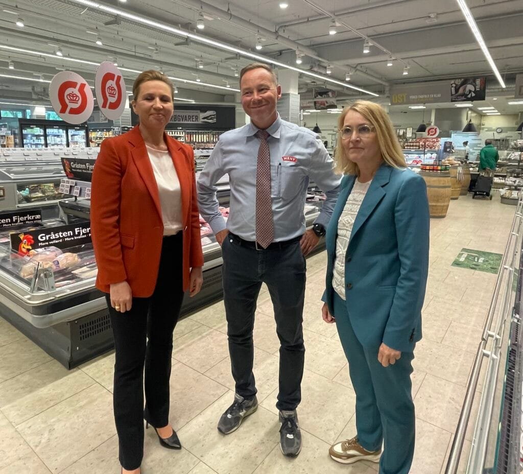 Købmand Jesper Guldbrandsen fra MENY Domus Vista på Frederiksberg og De Samvirkende købmænd tog imod Statsminister Mette Frederiksen og Christel Schaldemose