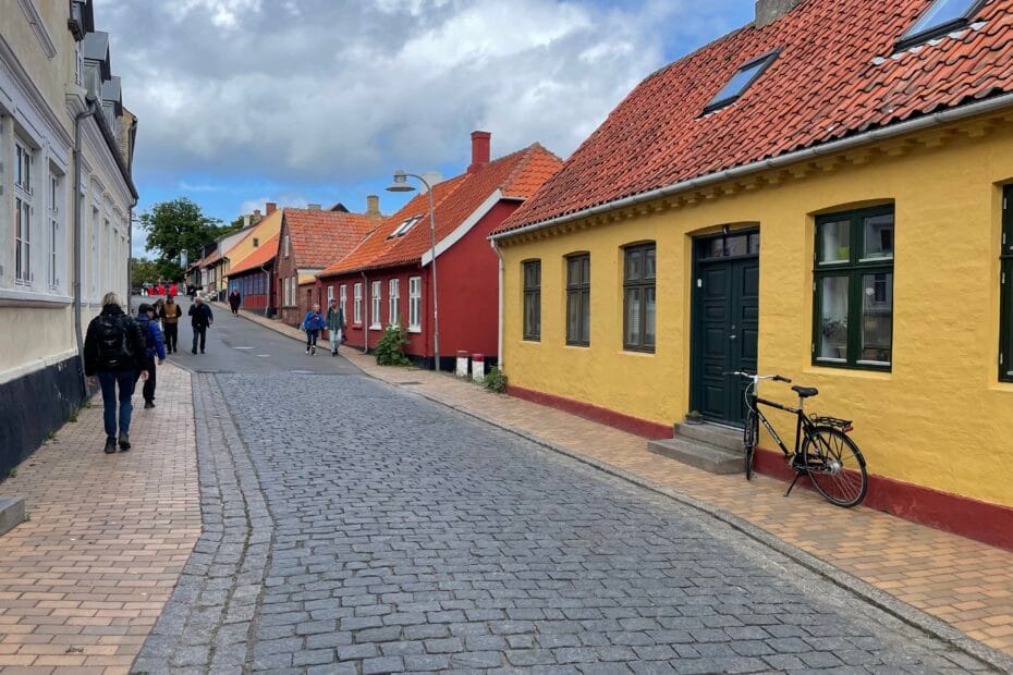 Billede af en bygade i en mindre provinsby i Danmark