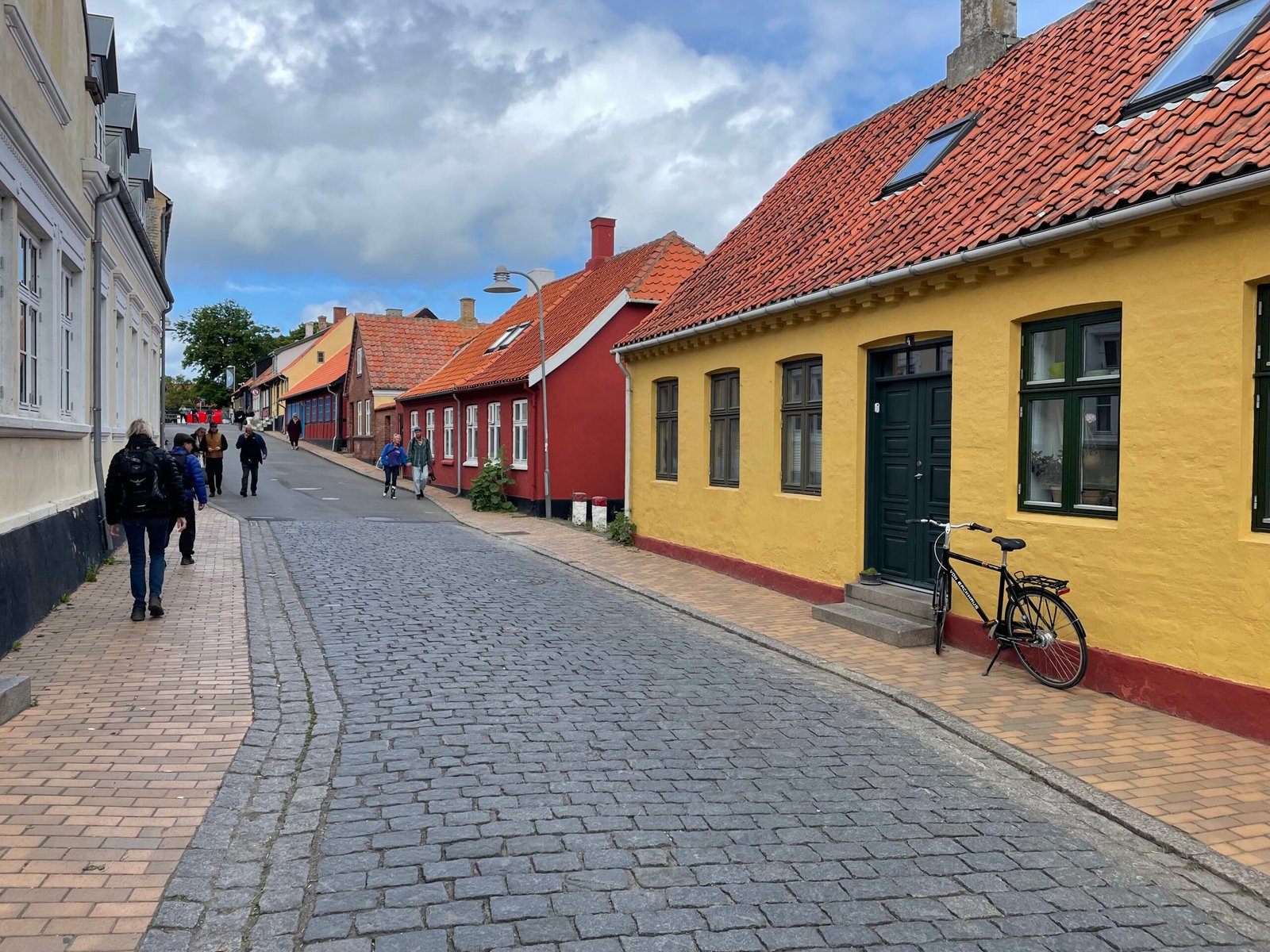 Billede af en bygade i en mindre provinsby i Danmark