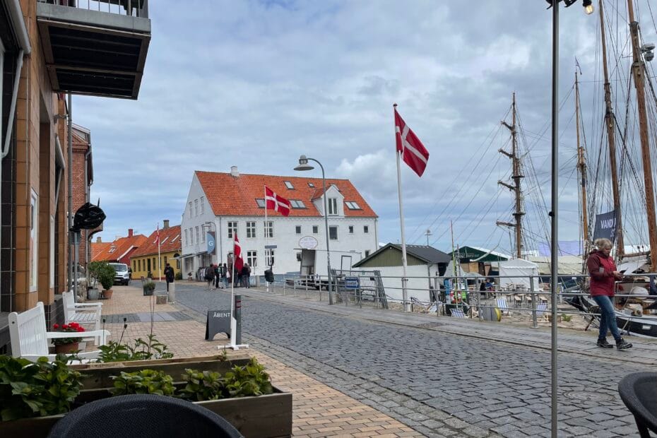 Billede af en stille gade i en provinsby i Danmark