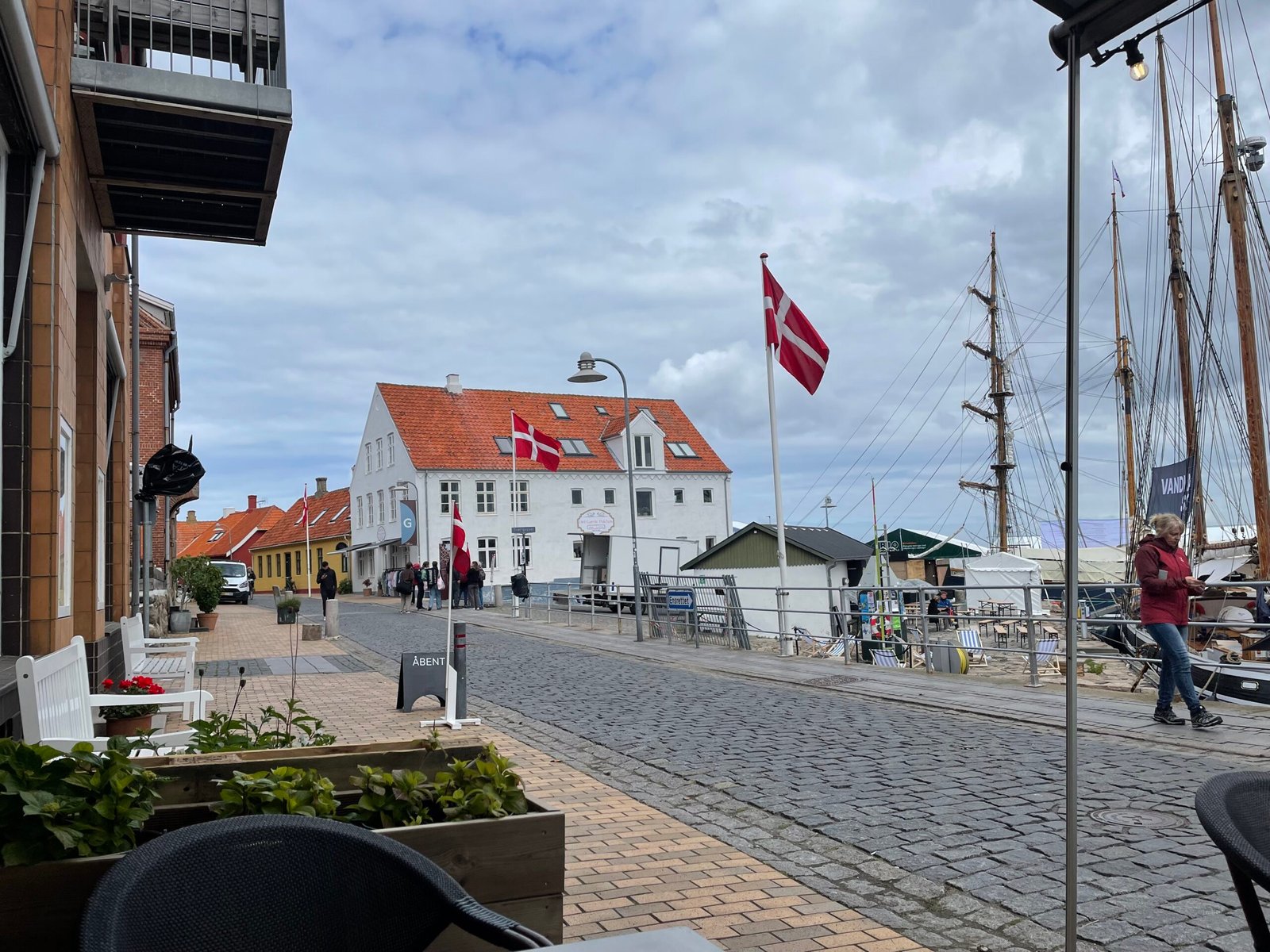 Billede af en stille gade i en provinsby i Danmark