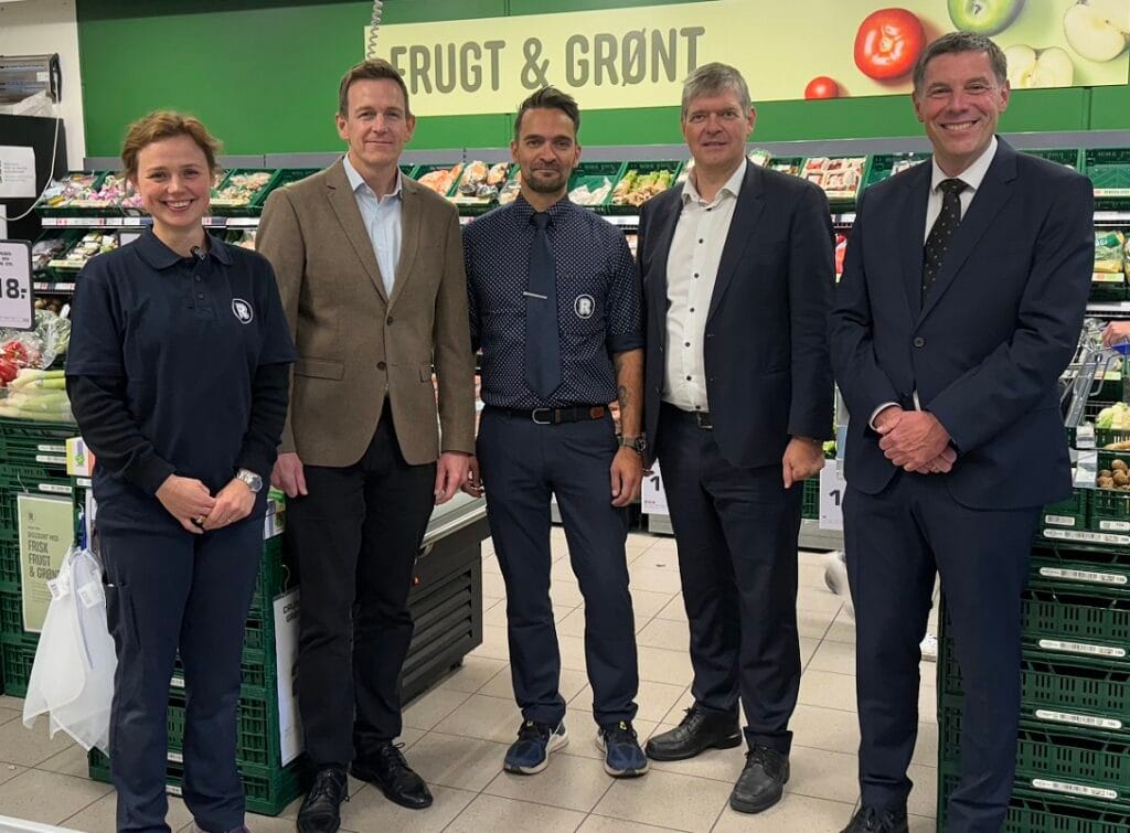 På billedet fra venstre: Købmand Katrine Hviid Hauge, skatteminister Rasmus Stoklund, købmand Brian Hviid Haug, adm. dir. Jannick Nytoft, vicedirektør Claus Bøgelund Nielsen.