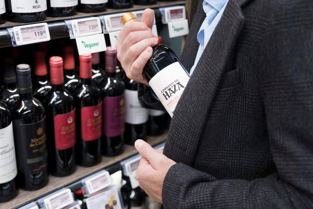 Butikstyv stjæler vin i en købmandsbutik