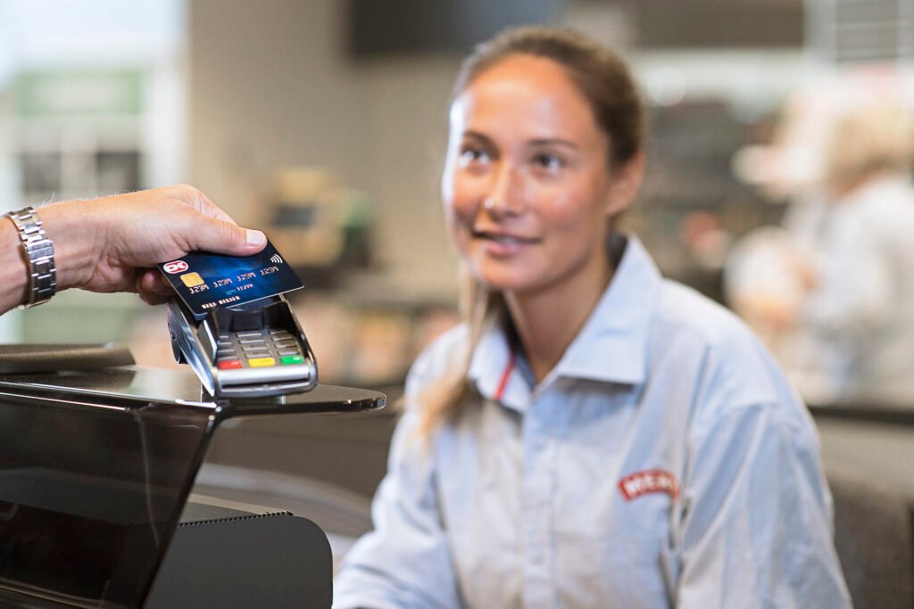 Kunde betaler med Dankort i en dagligvarebutik