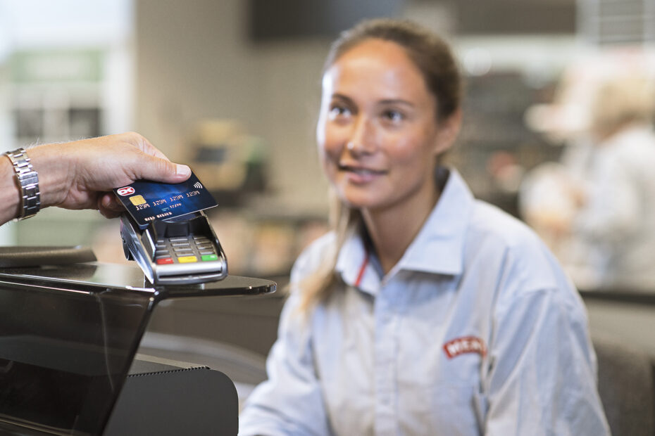 Kunde betaler med Dankort i en dagligvarebutik