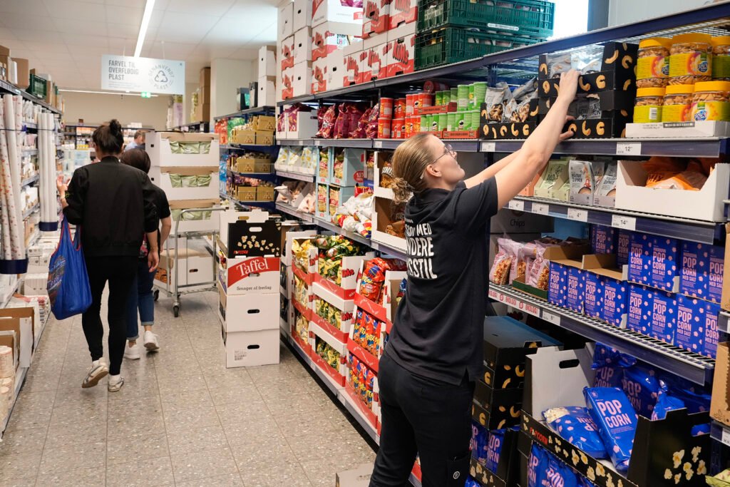 Medarbejder fylder varer op