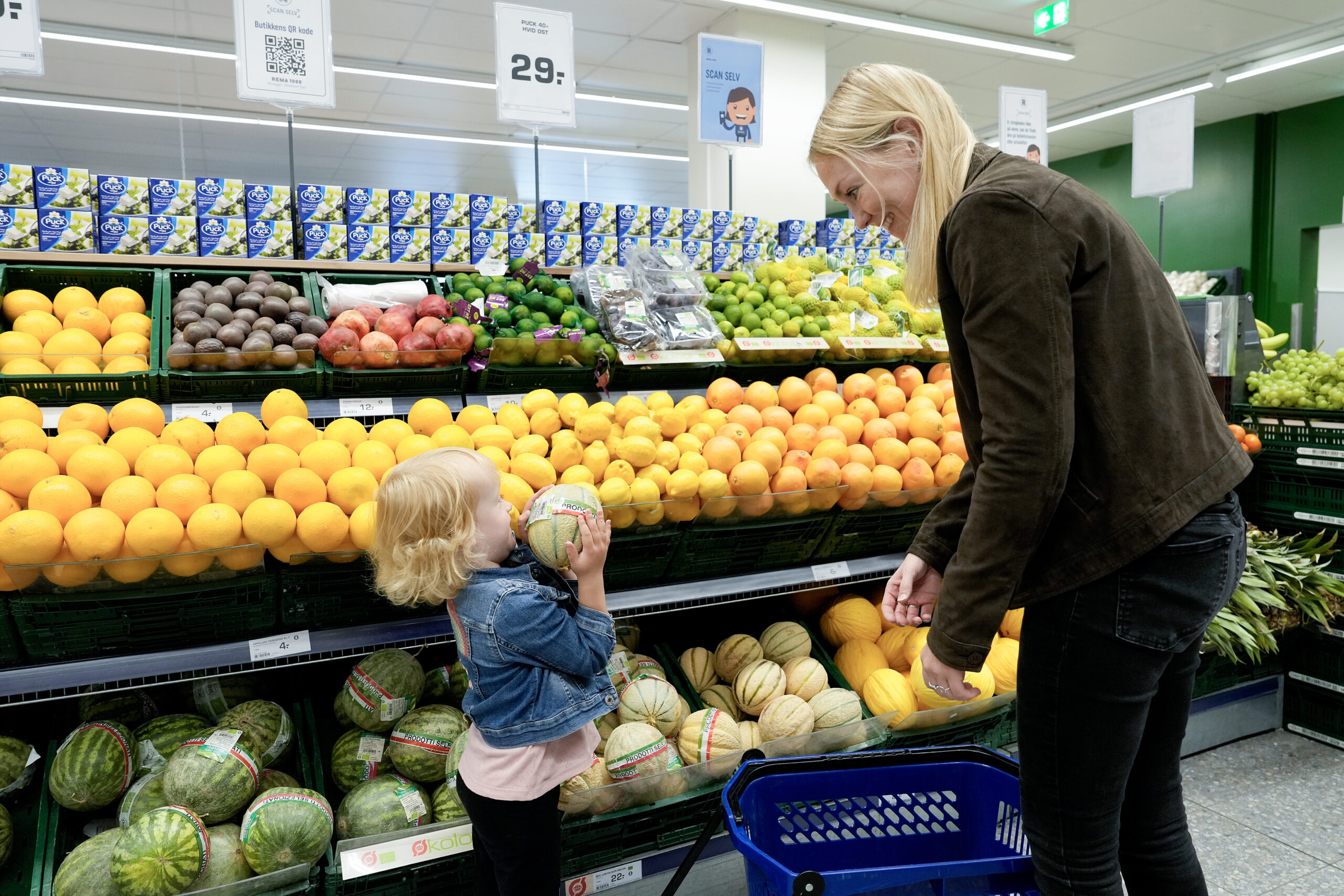Mor og datter handler frugt og grønt i dagligvarerbutik