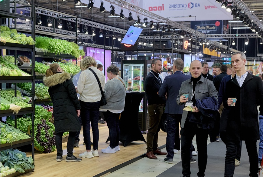 Billeder af mennesker og stande på FOODEXPO 2024