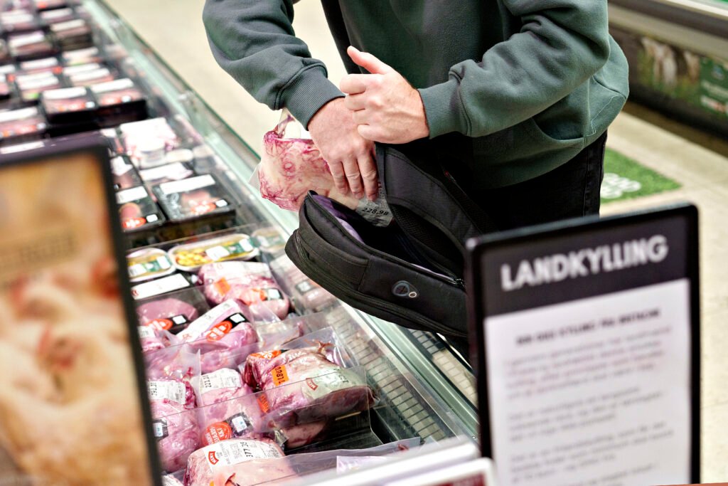 Butikstyv stjæler kød fra køledisken hos en Købmand
