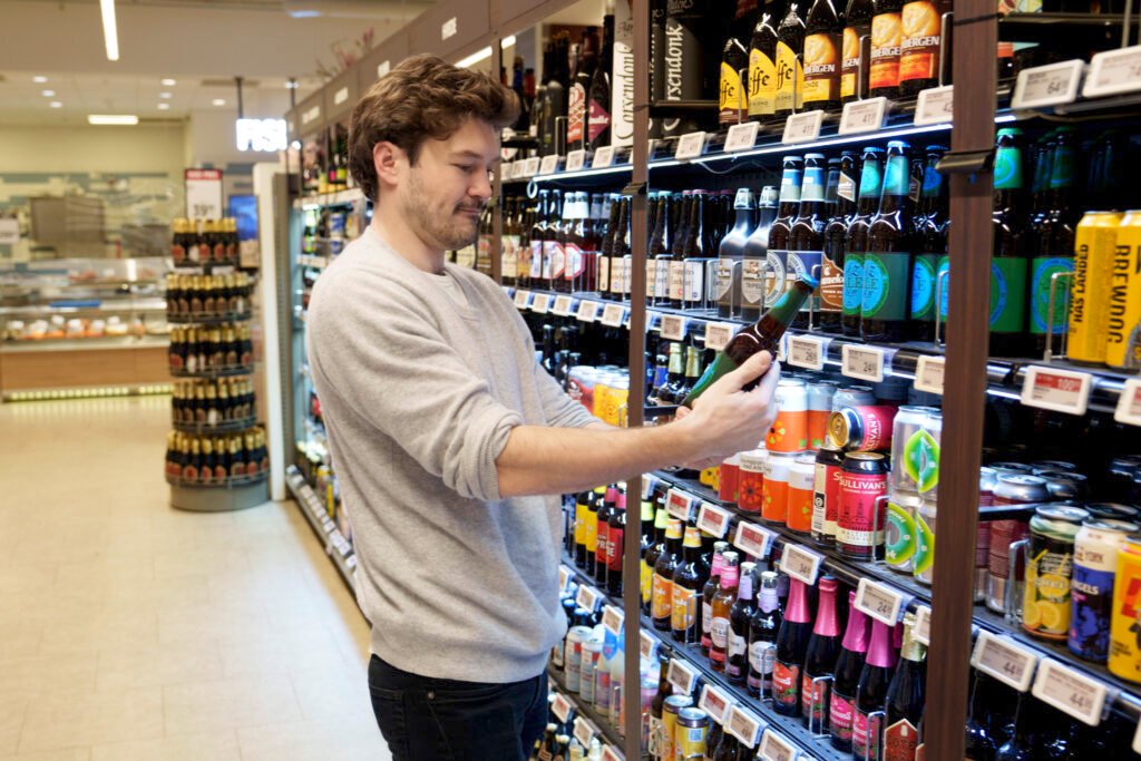 Kunde tjekker priser på varerne i dagligvarebutik