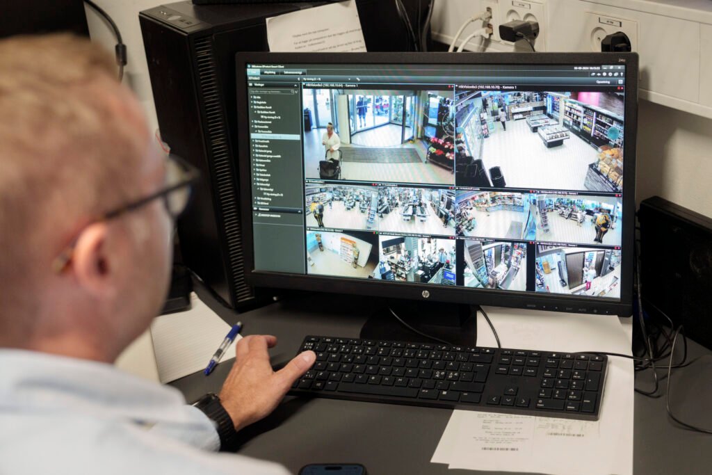 Købmand gennemgår sine videooptagelser i forbindelse med butikstyveri